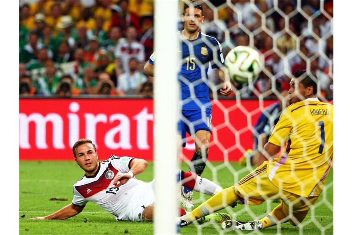 Belastender Heldenstatus: Götzes Kampf um Normalität Mario Götze erzielt im WM-Finale 2014 den entscheidenden Treffer. Foto: Diego Azubel/epa