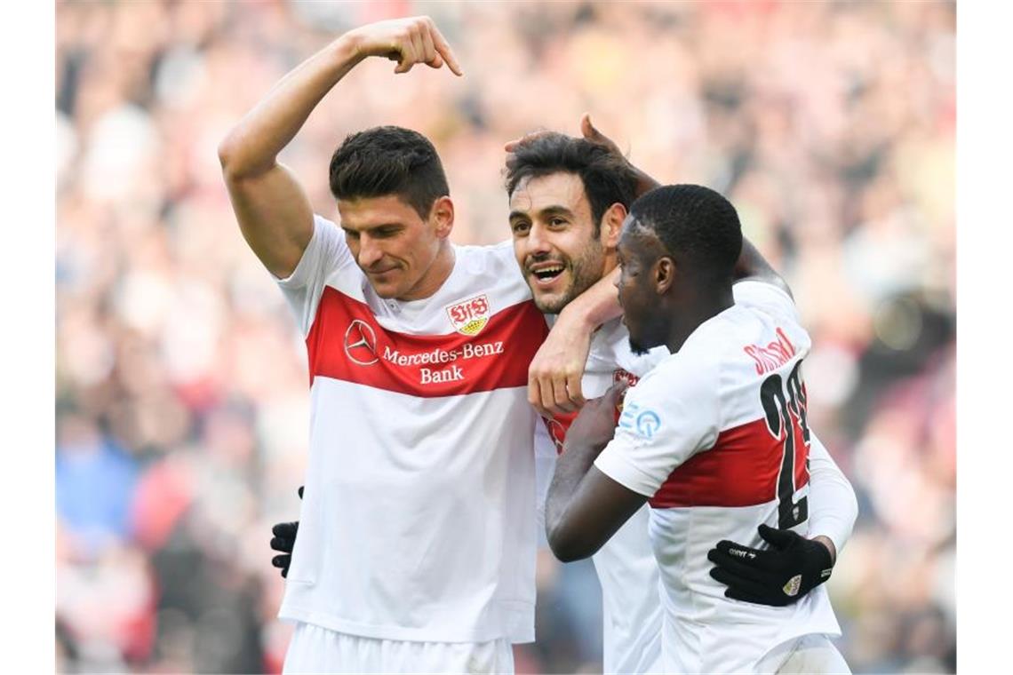 Erzgebirge Aue bei 0:3 in Stuttgart chancenlos Mario Gomez (l) jubelt nach seinem Tor mit Hamadi Al Ghaddioui (M) und Orel Mangala. Foto: Tom Weller/dpa