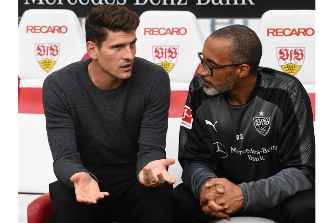 Fieber messen beim VfB Stuttgart Mario Gomez (l) unterhält sich mit VfB-Mannschaftsarzt Raymond Best. Foto: picture alliance / Marijan Murat/dpa
