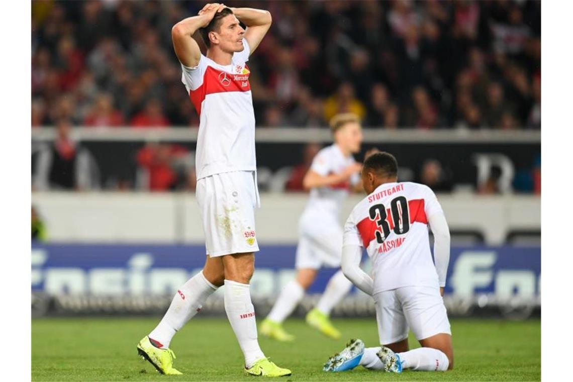VfB blamiert sich gegen Wehen Wiesbaden Mario Gomez (l) vom VfB Stuttgart und Roberto Massimo (r) vom VfB Stuttgart reagieren im Spiel. Foto: Tom Weller/dpa