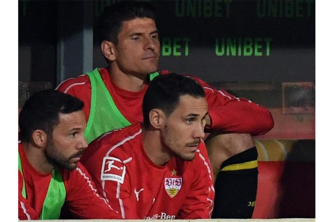 Mario Gomez (oben) sitzt auf der Bank. Foto: Jörg Carstensen/Archiv