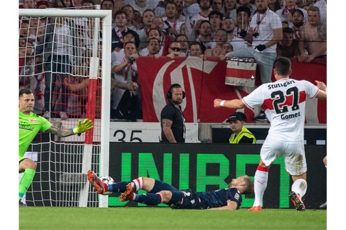 Mario Gomez (r) erzielte wieder die Führung für den VfB. Foto: Sebastian Gollnow