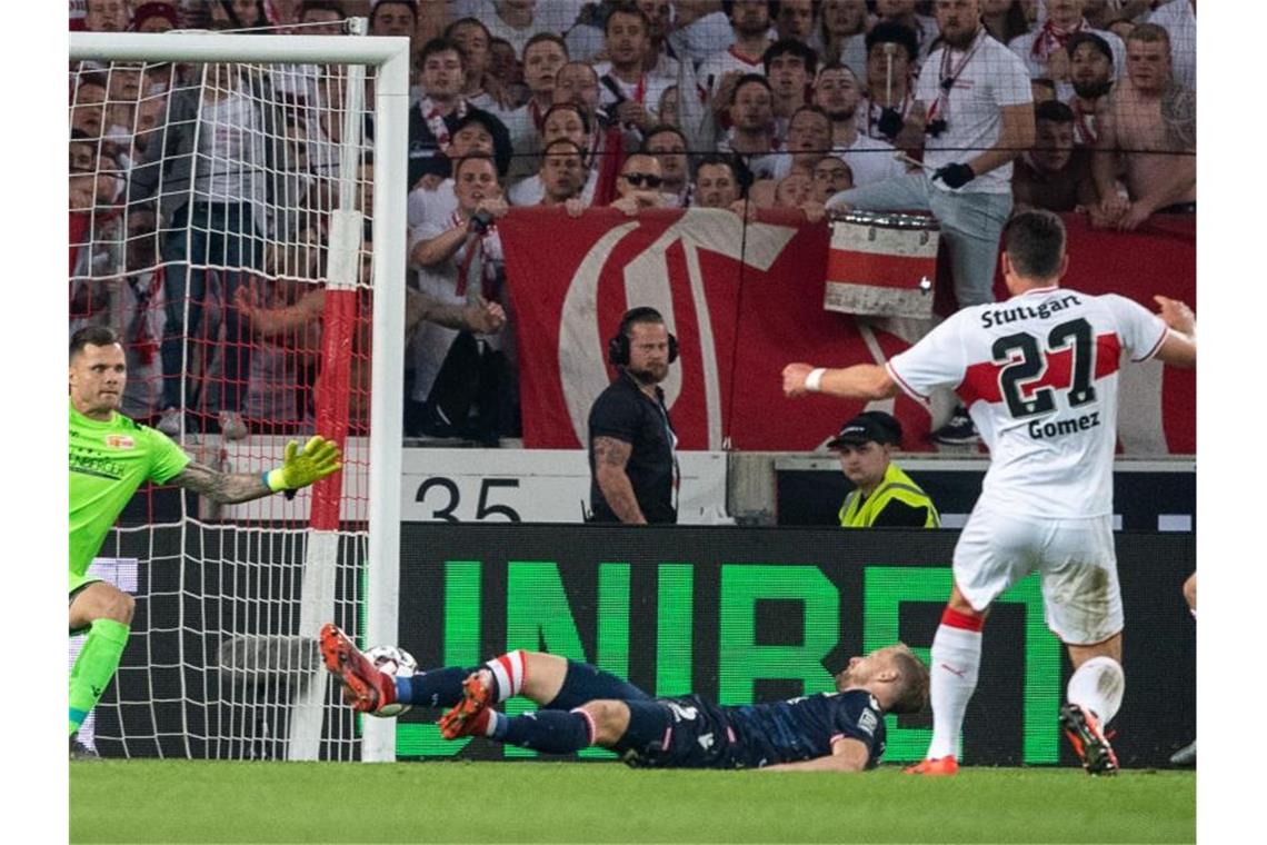VfB droht Absturz in die Zweite Liga - Union im Vorteil Mario Gomez (r) erzielte wieder die Führung für den VfB. Foto: Sebastian Gollnow