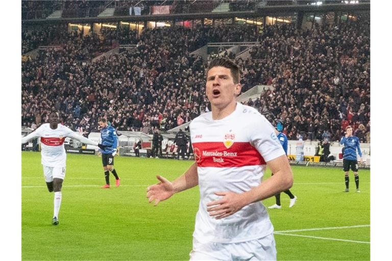 Mario Gomez (r) jubelt, nachdem er das 1:0 für den VfB Stuttgart geköpft hat. Foto: Gregor Bauernfeind/dpa/Archivbild