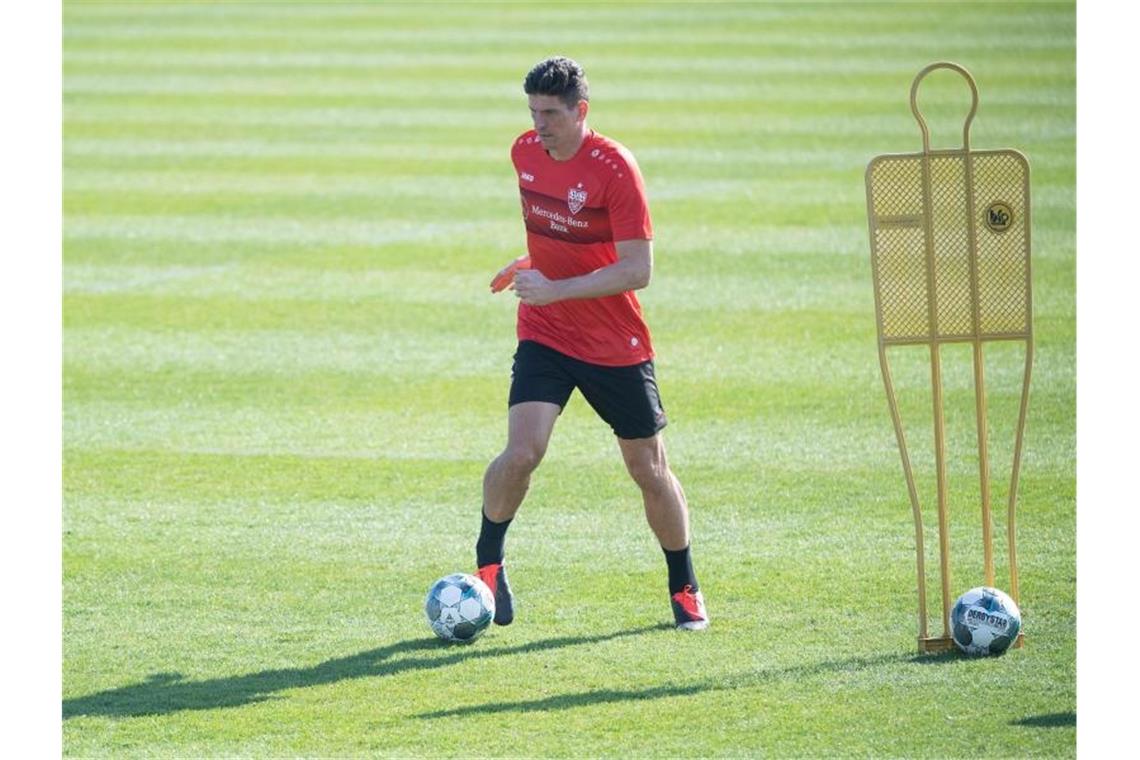 VfB Stuttgart und SC Freiburg zurück auf dem Rasen Mario Gomez (r) spielt während des ersten Trainings in Kleingruppen einen Ball. Foto: Sebastian Gollnow/dpa