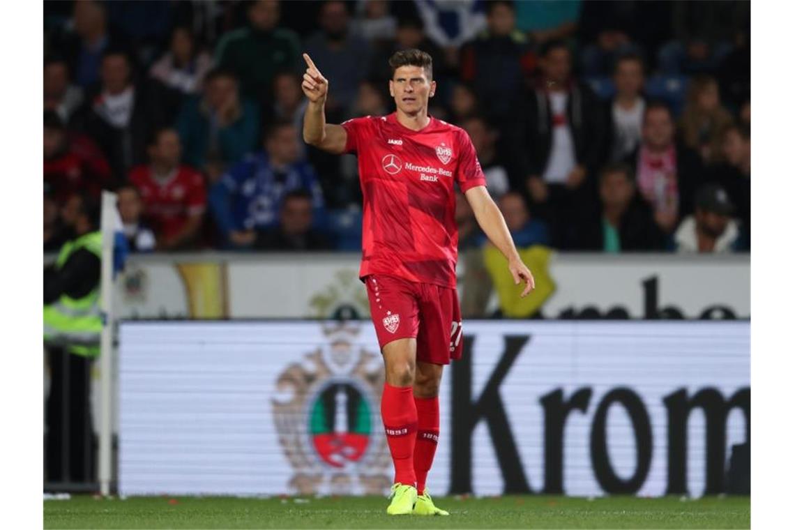 Mario Gomez vom VfB Stuttgart streckt seinen rechten Zeigefinder in die Luft. Foto: Friso Gentsch/dpa