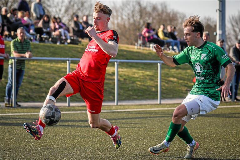 Mario Greiner (links) hat beim Sieg des SV Allmersbach zuletzt in Steinach drei Tore erzielt und will mit seinem Team gegen Rudersberg den nächsten Sieg feiern. Foto: Alexander Becher