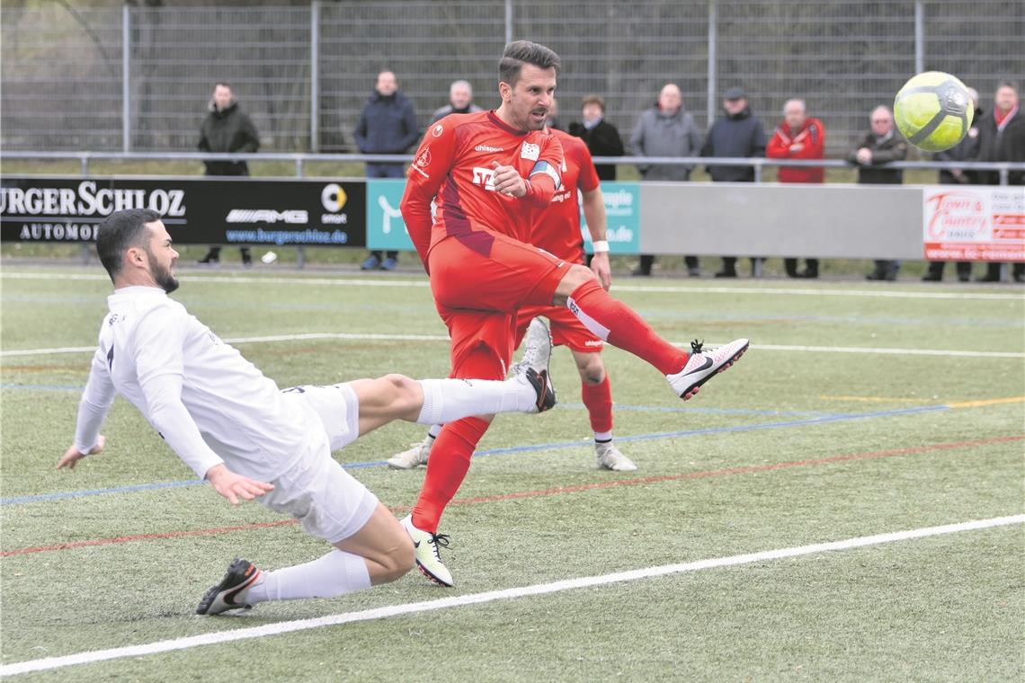 Mario Marinic (beim Schuss) muss mit der TSG Backnang beim FC Nöttingen antreten. Foto: T. Sellmaier