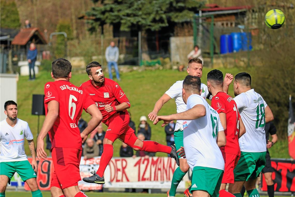 Mario Marinic (Dritter von links) hat seine Torjägerqualitäten unter Beweis gestellt. Foto: A. Becher