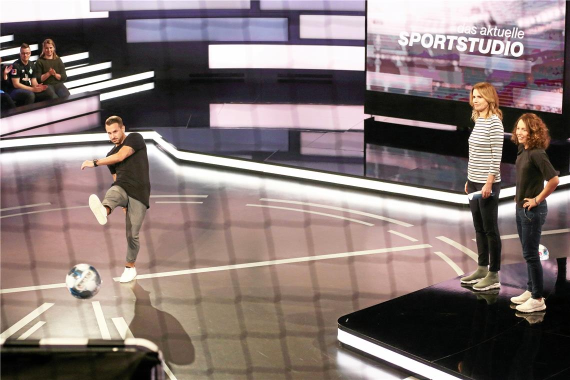 Erneut kein Glück für den TSG-Torjäger Mario Marinic hat an der ZDF-Torwand vor den Augen von Laura Dahlmeier (rechts) und Katrin Müller-Hohenstein kein Glück. Foto: Imago