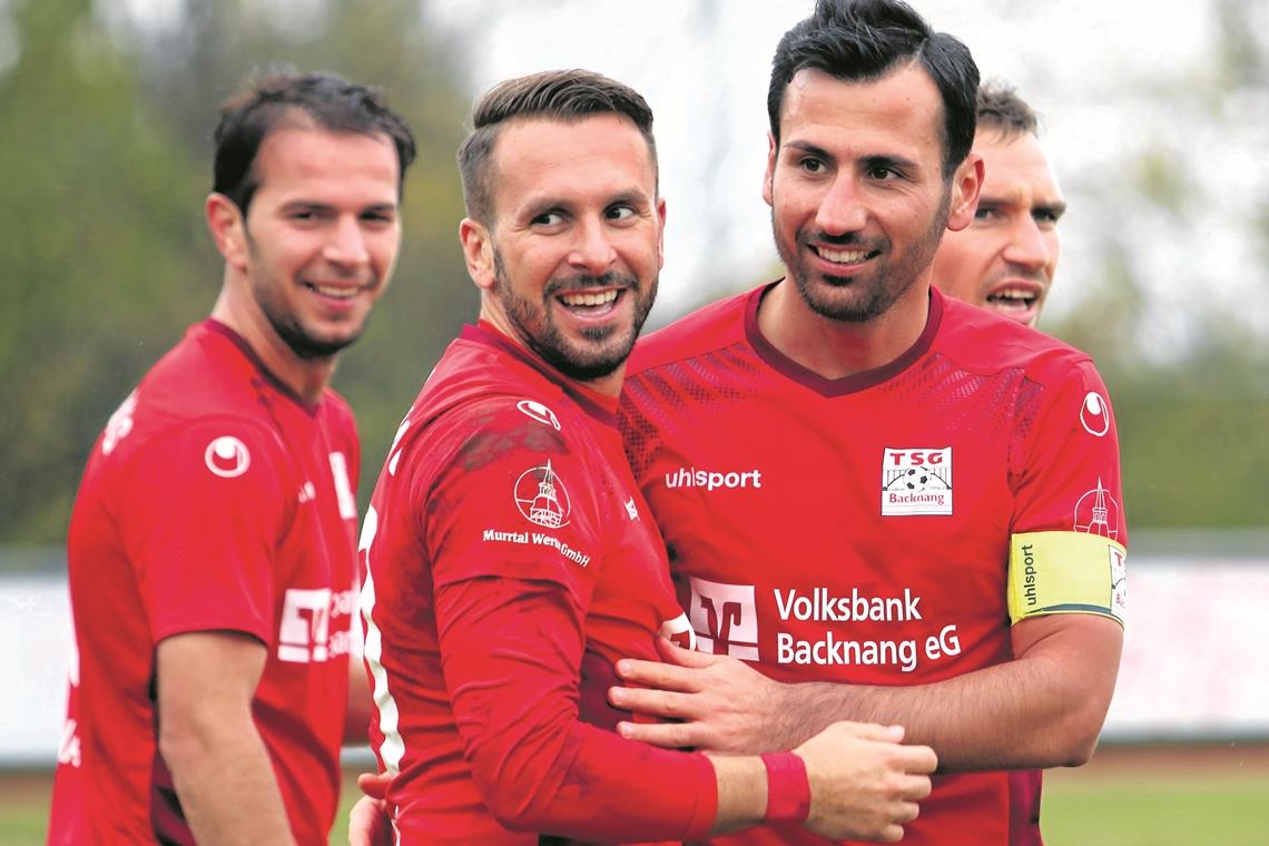 Mario Marinic (Mitte) würde sich mit der TSG Backnang über den Aufstieg in die Oberliga freuen. Foto: A. Hornauer