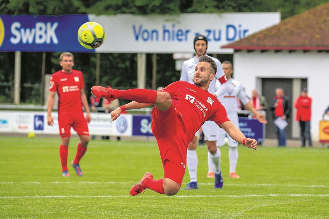 Mit Portion Dusel zum wichtigen Sieg Mario Marinic probierte es auch mit artistischen Einlagen, für Backnangs Tore sorgten aber Matej Maglica und Michele Varallo. Foto: A. Becher