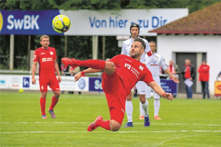 Mario Marinic probierte es auch mit artistischen Einlagen, für Backnangs Tore sorgten aber Matej Maglica und Michele Varallo. Foto: A. Becher