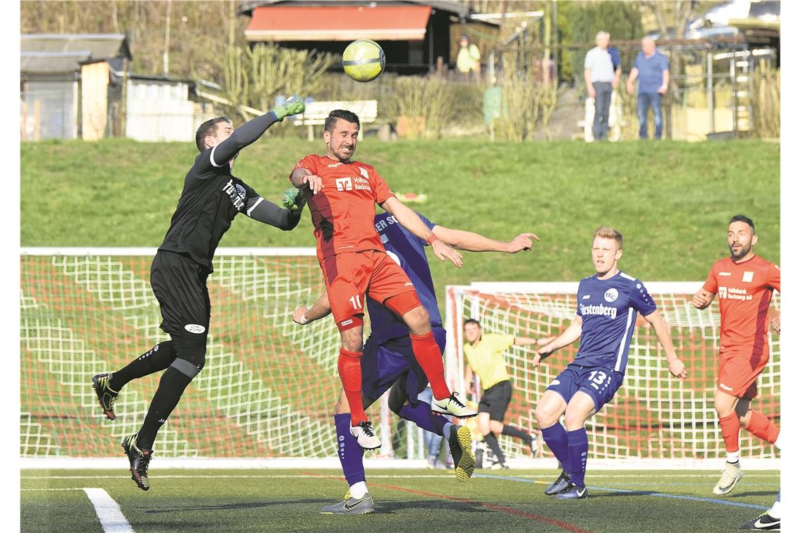TSG hält gut mit, verliert aber Mario Marinic (rotes Trikot) unterlag mit der TSG trotz viel Einsatz mit 2:3.Foto: T. Sellmaier
