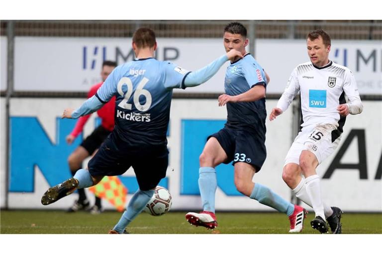 Mario Suver (Mi.) trägt nun wieder das Kickers-Trikot.