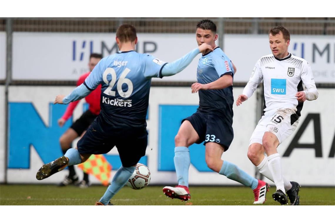 Mario Suver (Mi.) trägt nun wieder das Kickers-Trikot und sitzt gegen Aalen zunächst auf der Bank.