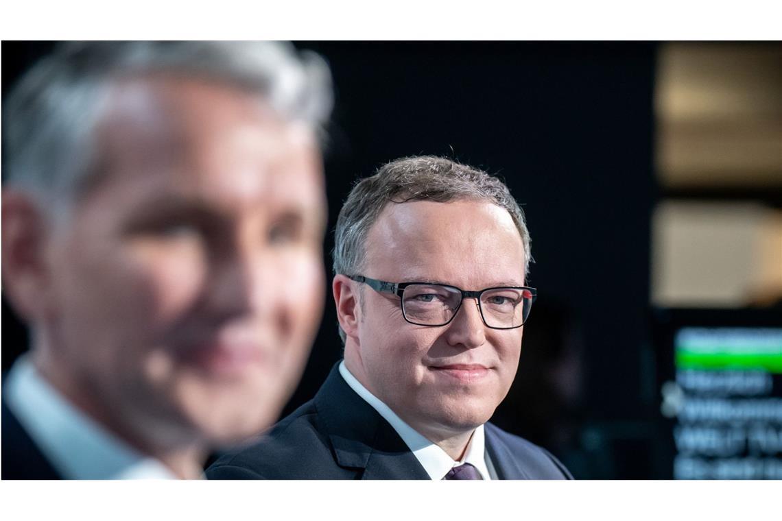 Mario Voigt (CDU, rechts) griff seinen Kontrahenten Björn Höcke (AfD) bei dem Schlagabtausch im Fernsehen vehement an.