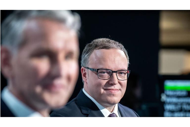Mario Voigt (CDU, rechts) griff seinen Kontrahenten Björn Höcke (AfD) bei dem Schlagabtausch im Fernsehen vehement an.