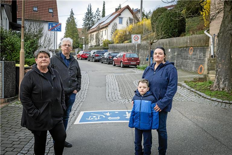 Marion Aumüller, Manfred Müller, Anna Trösch (von links) und ihr Sohn beklagen die Verkehrssituation im Brühlweg. Foto: Alexander Becher