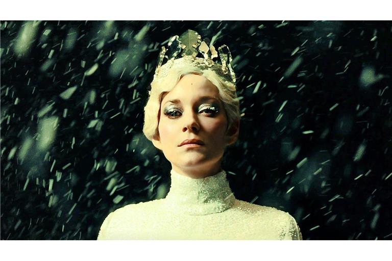 Marion Cotillard als Schneekönigin Cristina in „La Tour de Glace“ (dt.: „Der Eisturm“)  von Lucile Hadžihalilović.