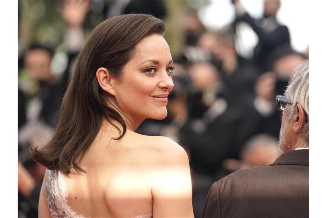 Stars und roter Teppich: Filmfestival Cannes gestartet Marion Cotillard im Lichtschein. Foto: Brynn Anderson/AP/dpa