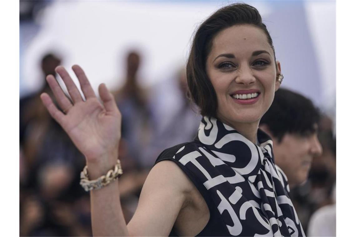Stars und roter Teppich: Filmfestival Cannes gestartet Marion Cotillard spielt eine der Hauptrollen in dem Eröffnungsfilm „Annette“. Foto: Brynn Anderson/AP/dpa