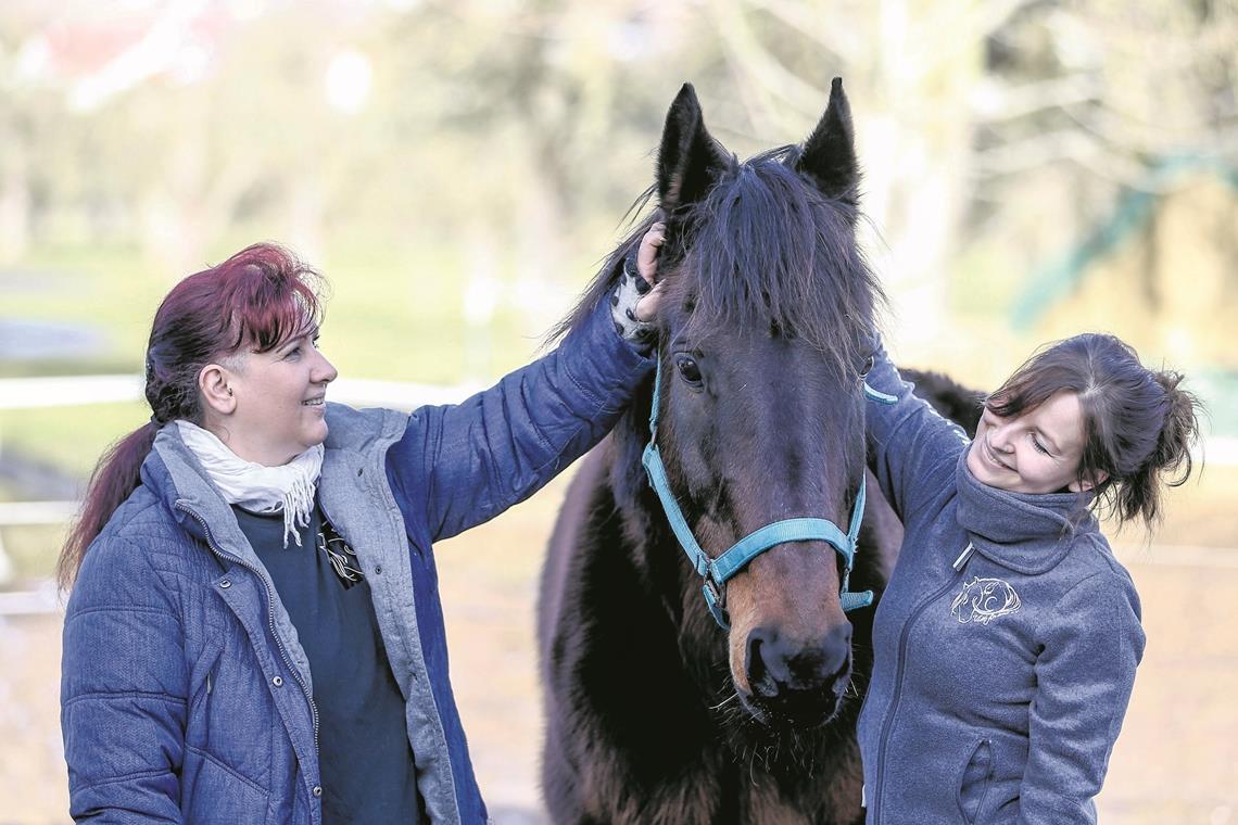 Ein schöner Ort zum Sterben Marion Fleischmann (links) und Vanessa Reif kümmern sich liebevoll um Prinz Charming. Fotos: A. Becher