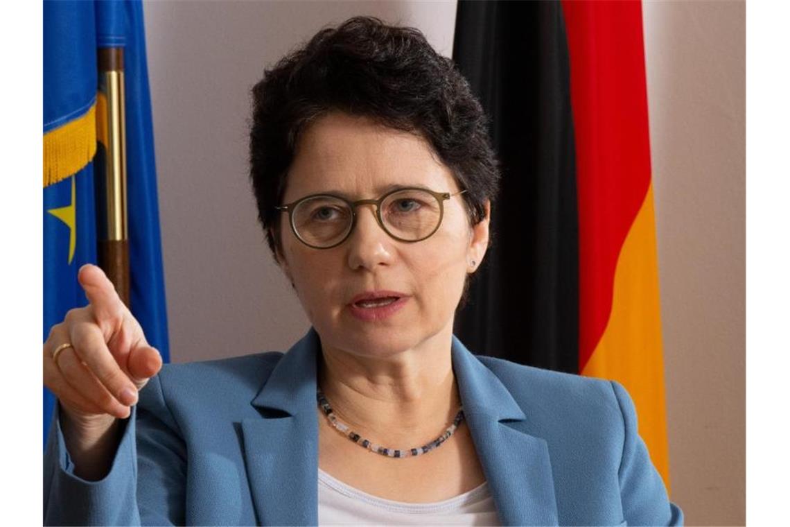 Land will Gefängnisse besser gegen Drohnen schützen Marion Gentges (CDU), Justizministerin von Baden-Württemberg, gestikuliert. Foto: Bernd Weißbrod/dpa