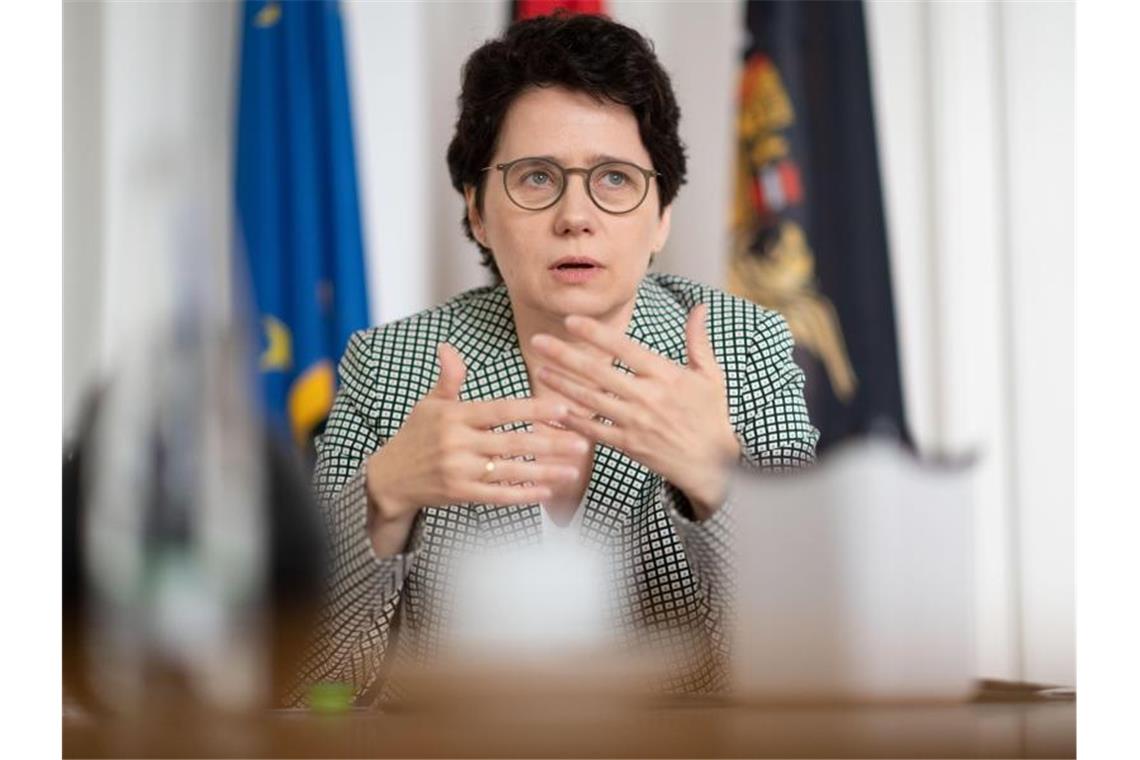 Gentges gegen Videos von Prozessen: Aber offen bei Ausnahmen Marion Gentges (CDU), Ministerin der Justiz und für Migration Baden-Württemberg. Foto: Marijan Murat/dpa/Archivbild