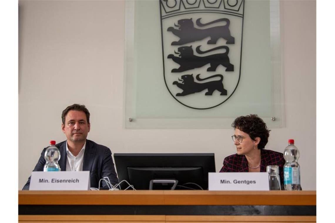 Marion Gentges (r, CDU), Baden-Württembergs Justizministerin, und Georg Eisenreich (CSU), Bayerns Justizminister, bei einer Pressekonferenz. Foto: Stefan Puchner/dpa