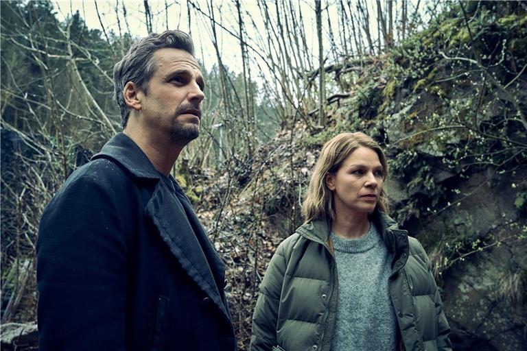 Maris (Jessica Schwarz) und Konrad Diener (Max von Thun) suchen nach dem Versteck.