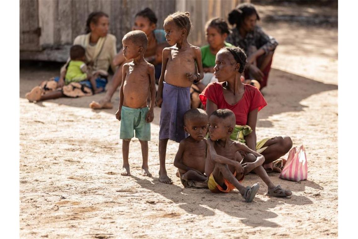 Marisoa und ihre Kinder leiden aufgrund des Nahrungsmangels in Madagaskar an Unterernährung. (Archivbild). Foto: Tsiory Andriantsoarana/WFP/dpa