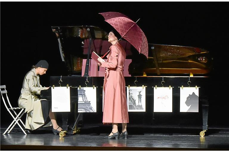 Marit Beyer liest aus Texten von Rainer Maria Rilke, Olivia Trummer spielt dazu Kompositionen von Erik Satie am Flügel. Foto: Tobias Sellmaier