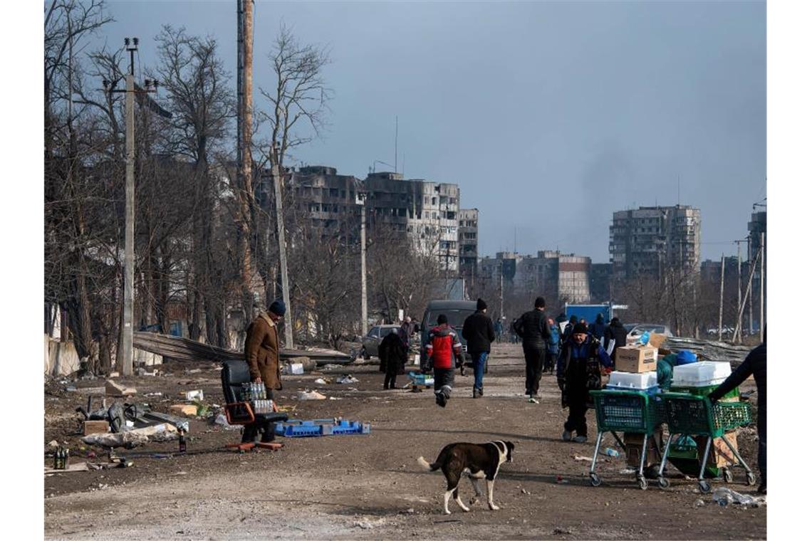 Russland: Ukrainische Truppen sollen Mariupol verlassen Mariupol ist Schauplatz heftiger Kämpfe. Die Hafenstadt wird seit vielen Tagen von russischen Truppen belagert. Foto: Maximilian Clarke/SOPA Images via ZUMA Press Wire/dpa