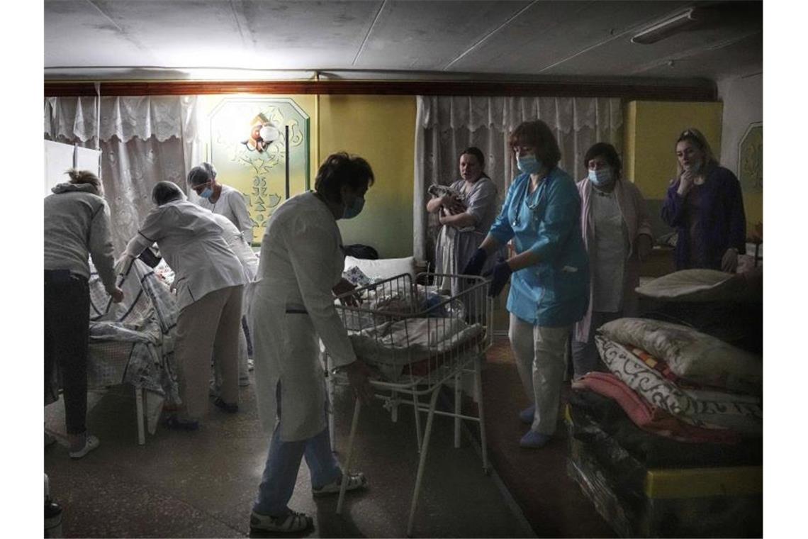 Wohl mehr Personen in Theater in Mariupol als angenommen Mariupol ist seit etwas mehr als zwei Wochen von russischen Truppen eingeschlossen. Foto: Evgeniy Maloletka/AP/dpa