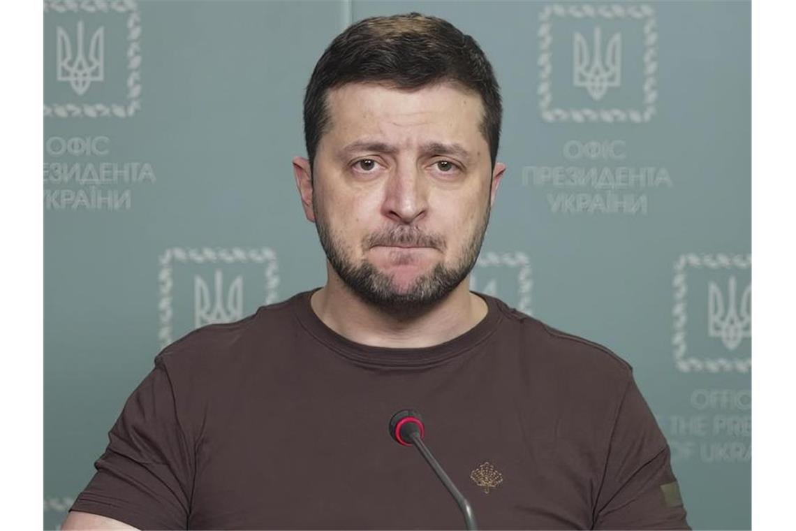 Selenskyj: Fast 100.000 evakuiert, Mariupol weiter blockiert Mariupol sei weiter blockiert: Präsident Selenskyj wendet sich mit Videobotschaft an Ukrainer. Foto: -/Ukrainian Presidential Press Office/AP/dpa