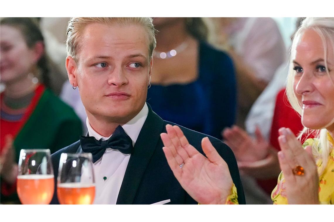 Lange Liste der Vorwürfe gegen Mette-Marits Sohn Marius Marius Borg Høiby, hier an der Seite seiner Mutter Kronprinzessin Mette-Marit. (Archivbild)