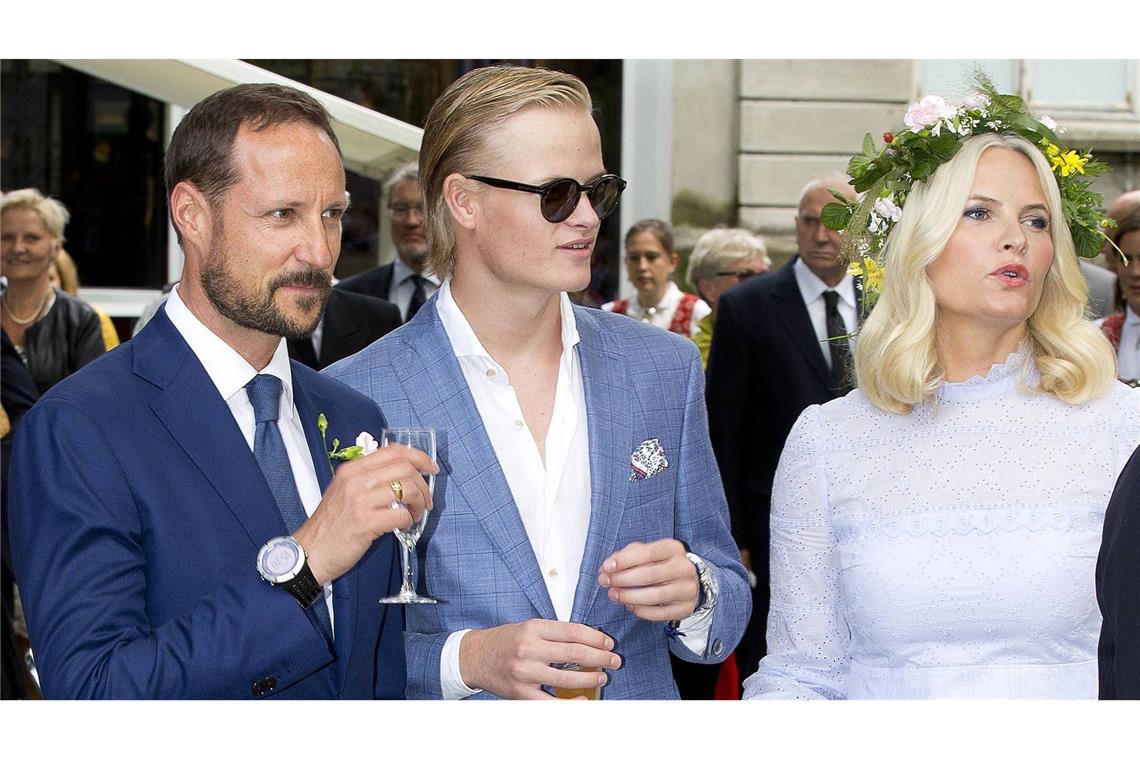 „Diese Geschichte wird Mette-Marit und Haakon immer begleiten“ Marius Borg Høiby (Mitte) mit seiner Mutter Kronprinzessin Mette-Marit und seinem Stiefvater Kronprinz Haakon (Archivbild aus dem Jahr 2016).