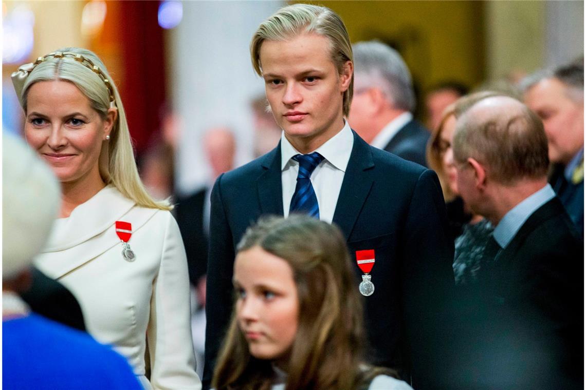 Marius Borg Høiby, Sohn der norwegischen Kronprinzessin Mette-Marit (l.), muss sich aktuell vor Gericht verantworten.