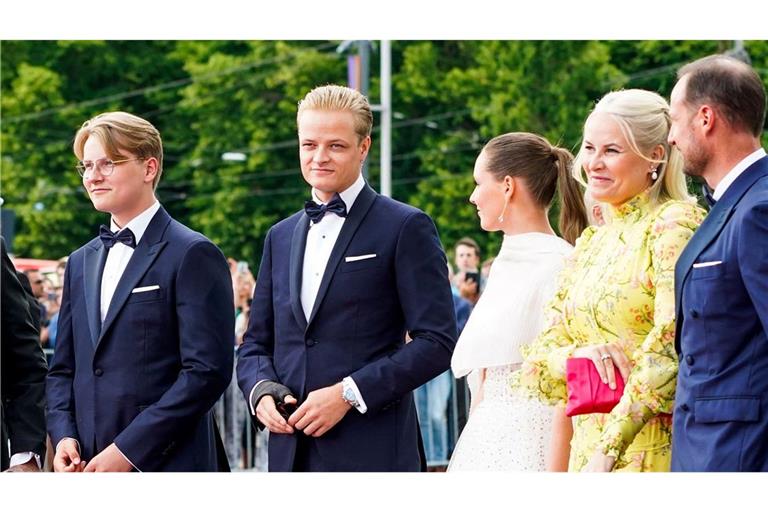 Marius Borg Høiby (zweiter von links) im Kreis seiner Familie. Im gelben Kleid: Seite Mutter, Kronprinzessin Mette-Marit.