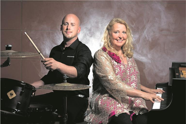 Marius Hamann und Annette Hölzl sind als Annette-Hölzl-Duo unterwegs. Am Samstag spielen sie in Welzheim.Foto: M. Hedrich