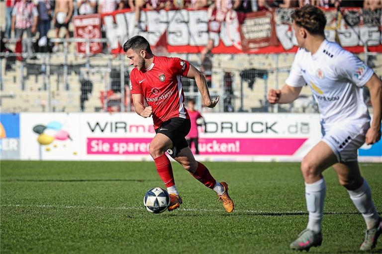 Marius Kunde beschert Großaspach mit seinem Treffer in der 38. Minute drei wichtige Punkte gegen Kassel. Foto: Alexander Becher