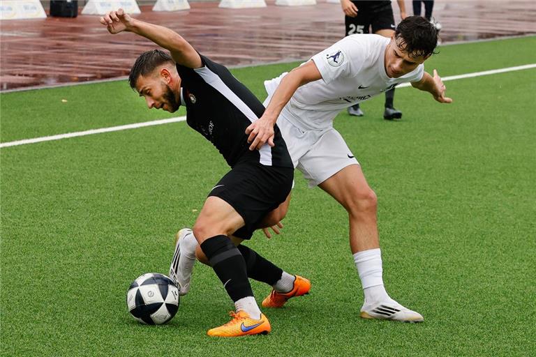 Marius Kunde (links) hat erstmals als linker Verteidiger gespielt, aber auch das dritte SG-Tor vorbereitet. Foto: Torsten Zimmermann