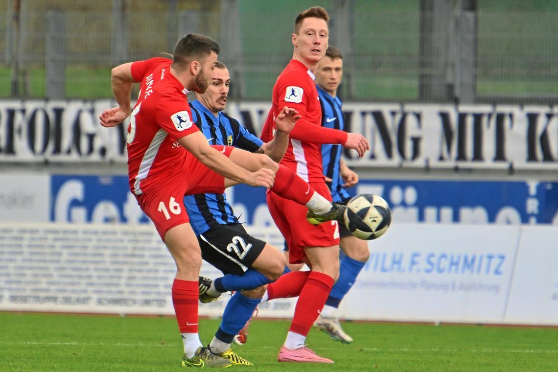 Marius Kunde (links) und Loris Maier nehmen Sinan Tekerci, Triers Torschützen zum 1:0, in diesem Fall in die Zange. Foto: Hans Krämer