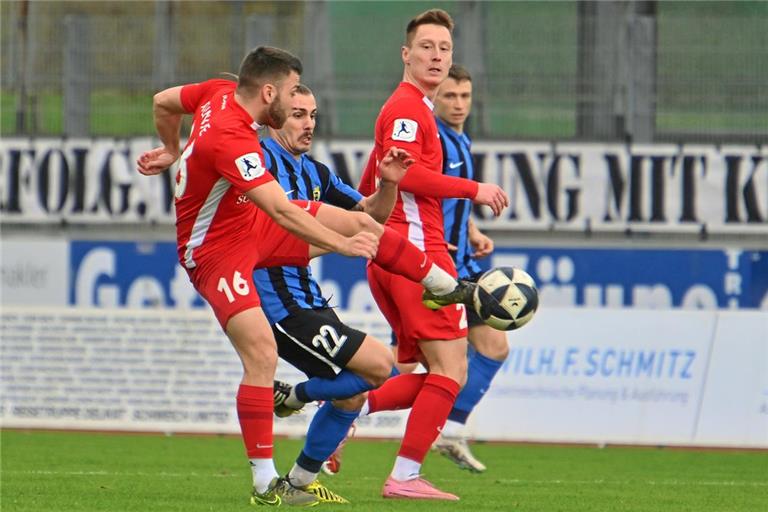 Marius Kunde (links) und Loris Maier nehmen Sinan Tekerci, Triers Torschützen zum 1:0, in diesem Fall in die Zange. Foto: Hans Krämer