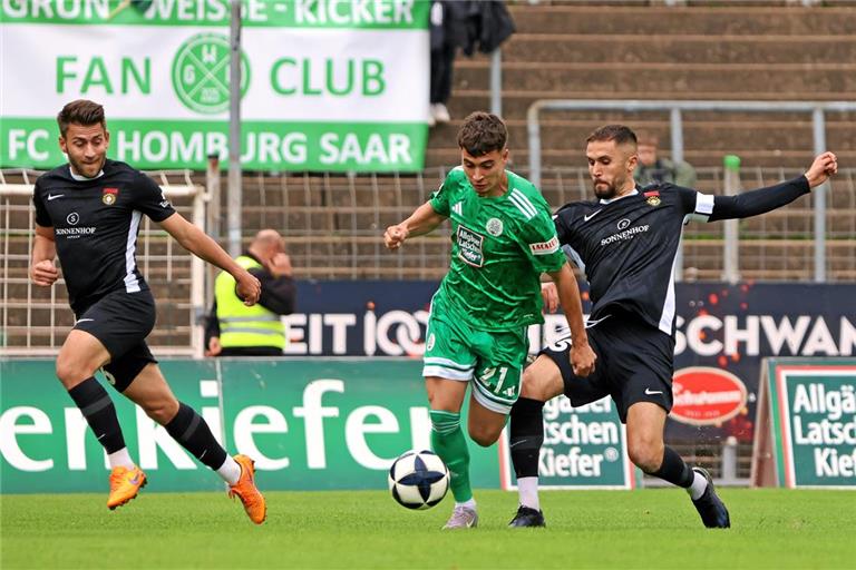 Marius Kunde (links), Volkan Celiktas und Großaspach lieferten sich mit Homburg ein enges Duell. Kurz vor Schluss kam die SG aber doch mal einen Schritt zu spät und musste sich mit einem 1:1 begnügen. Foto: Fabian Kleer