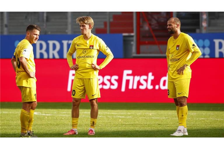 Marius Kunde, Lukas Stoppel, Fabian Eisele (v.li.): Bediente Spieler der SG Sonnenhof Großaspach nach der 1:7-Klatsche.