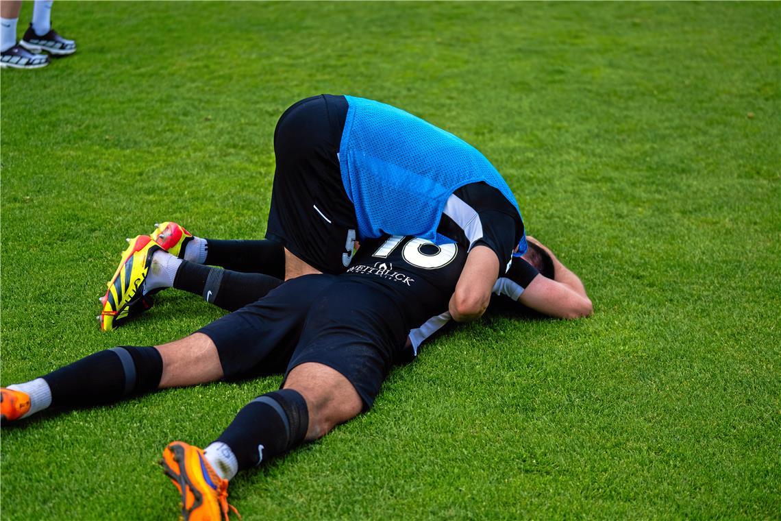 Marius Kunde und Volkan Celiktas jubeln kurz nach dem Abpfiff. 