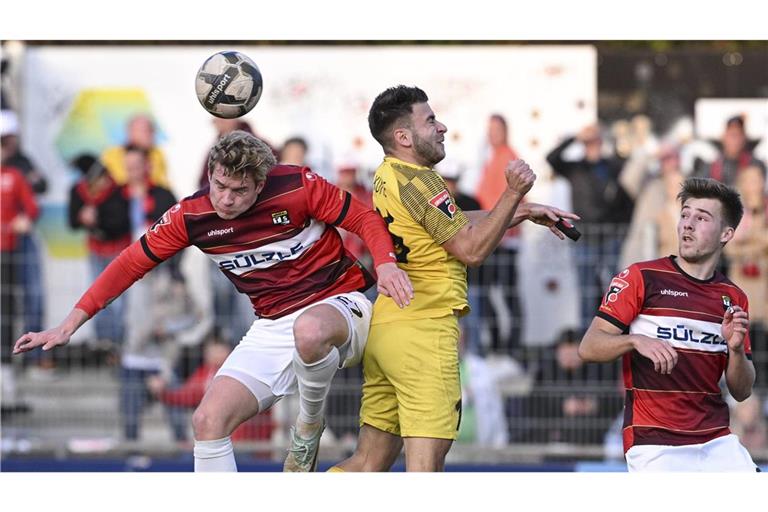 Marius Kunde von der SG Sonnenhof Großaspach (Mi.) gegen die Balinger Jan Ferdinand und Ole Deininger (re.): Das Duell der Oberligisten gibt es auch im WFV-Pokal-Finale.      
Archivfoto: IMAGO/mulmer