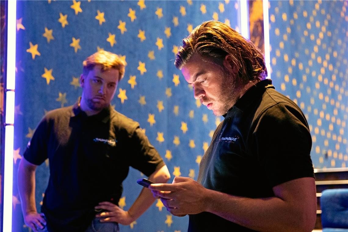 Marius Lochmann (rechts), Geschäftsführer der Lochmann Filmtheaterbetriebe, und Matthias Schönhaar, Leiter des Traumpalasts in Backnang, freuen sich auf die Rückkehr der Kinobesucher.